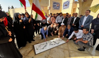به مناسبت هفته دفاع مقدس؛ آیین غبارروبی مزار شهدای گمنام در کوی دانشگاه تهران برگزار شد